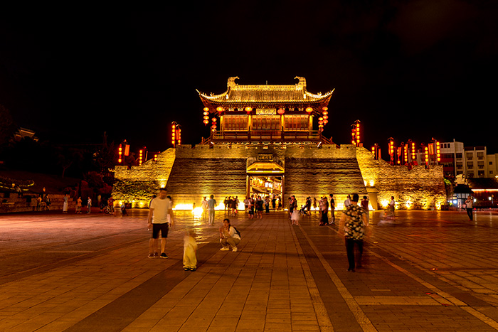 亮化工程的收費(fèi)標(biāo)準(zhǔn)是什么？