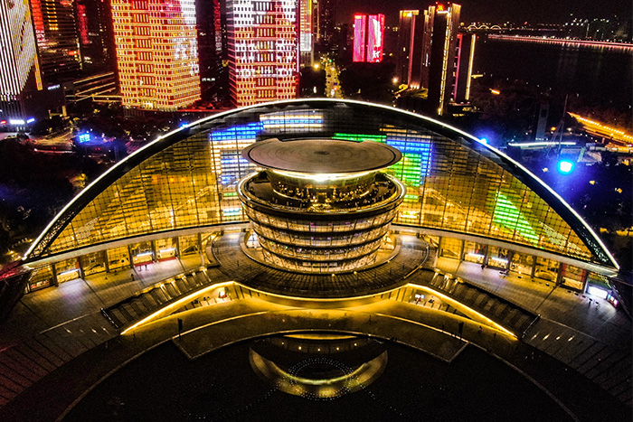 選擇亮化工程公司要注意哪些？這四點(diǎn)你注意了嗎？
