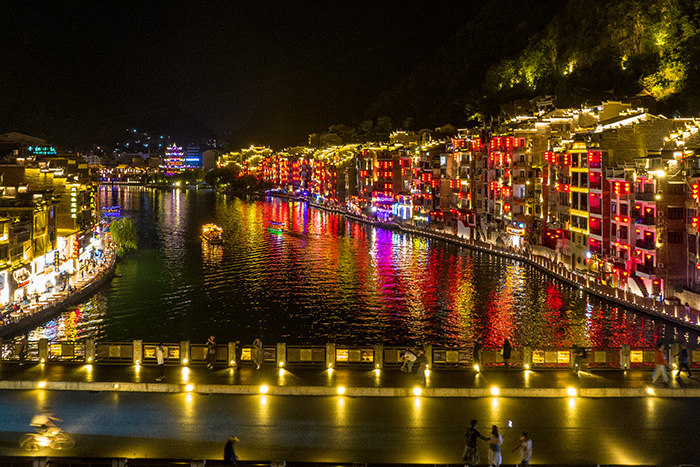 淡季客流暴漲！景區(qū)亮化后，游客深夜排隊不愿走...