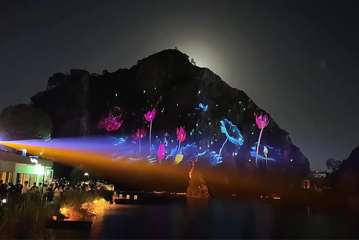 亮化讓山成焦點，無光讓景變背景，游客選擇早有答案